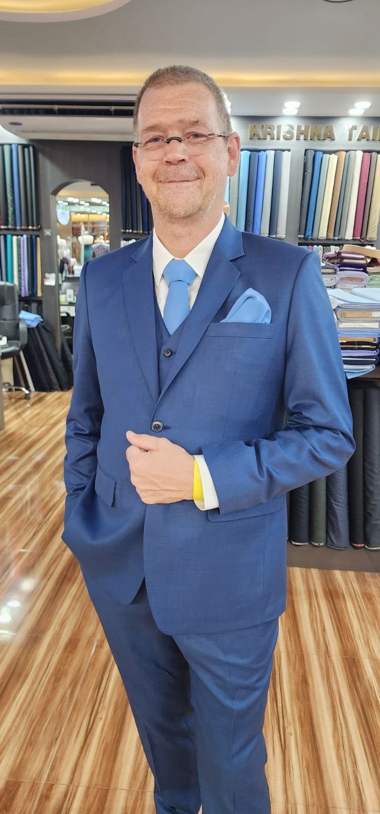 blue-suit-with-tie